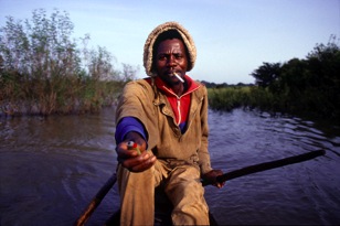 Guinea - Niger River - Fisherman in the area of Kouroussa